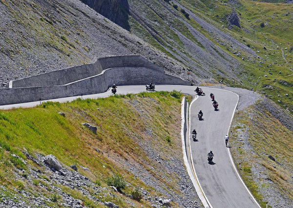 Circuits Moto d'Aventure par région : Les meilleurs itinéraires dans les Alpes