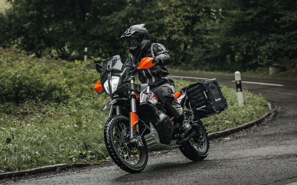 Conseils pour la conduite de motos d'aventure avec des pneus 50/50 sous la pluie