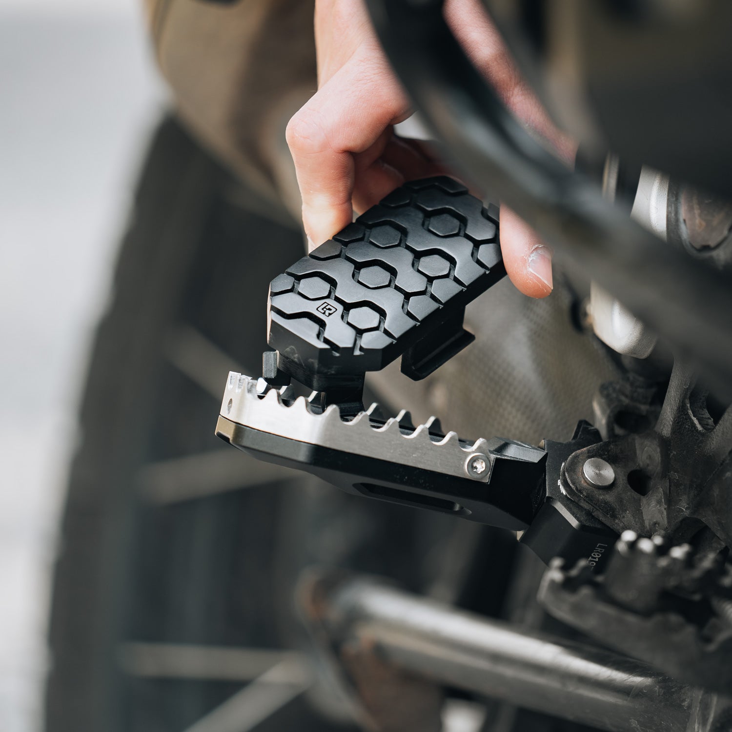 Repose Pieds de Moto, Repose-Pieds pour Moto, Pédales de Moto, Paire de Moto  Repose en Aluminium, Pieds Moto Universel Compatible avec 8mm Verrouiller :  : Auto et moto